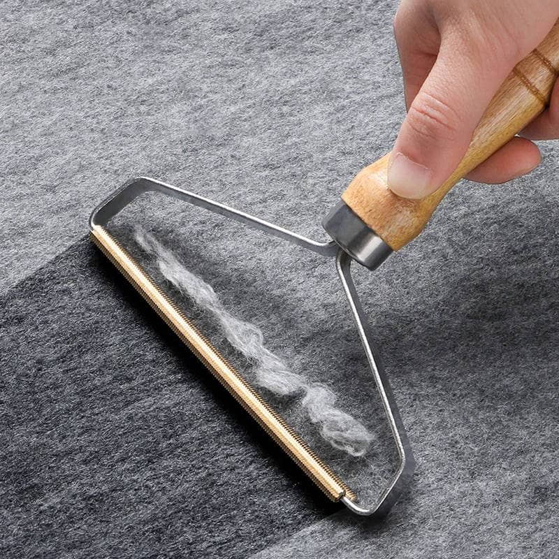Brosse rasoir anti poils pour animaux en utilisation
