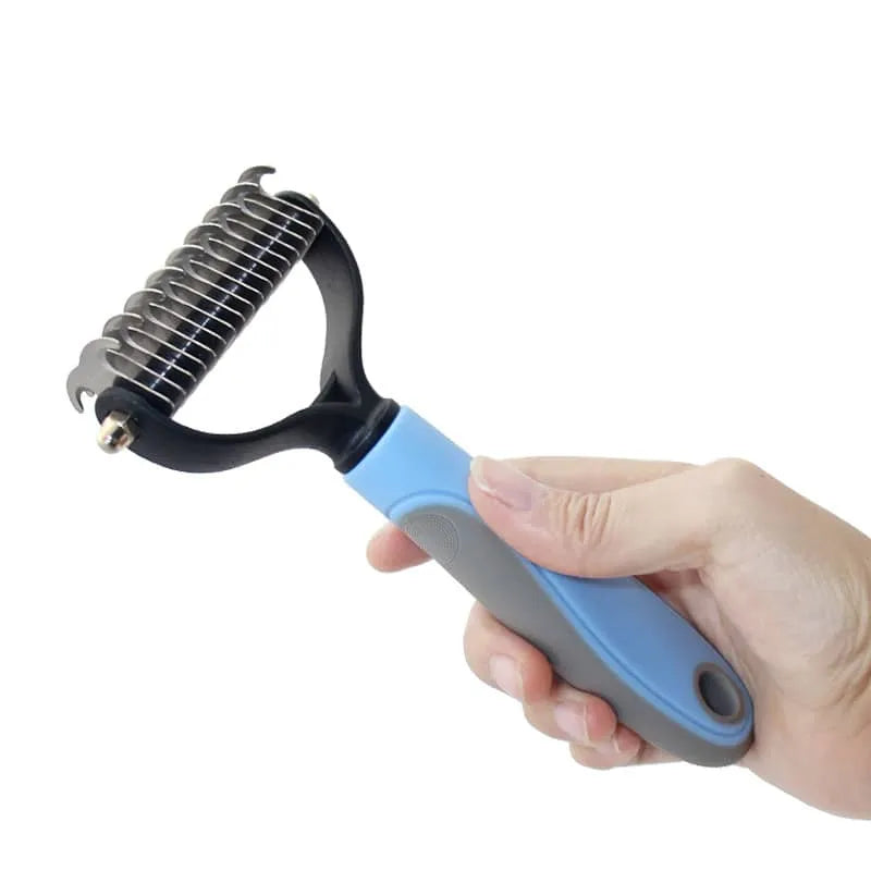 Brosse avec dents pour chien et chat prise en main