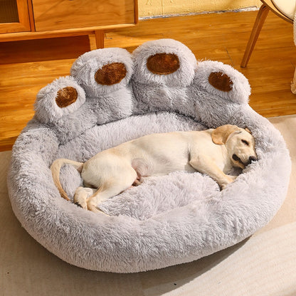 Chien sur un Coussin pour chien en forme de patte d'ours