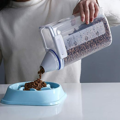 Remplissage d'une gamelle à l'aide de la boîte de conservation à croquettes