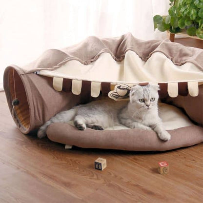 Chat dans un lit pliable avec tunnel pour chat