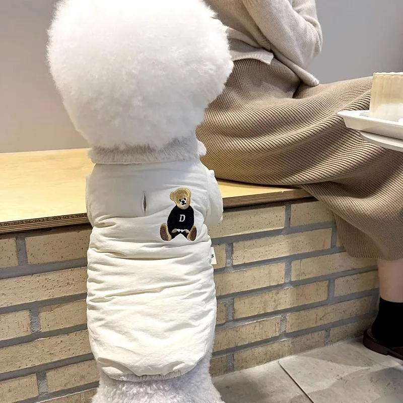 chien avec notre blouson imperméable blanc avec col en fourrure