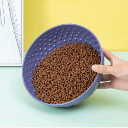 Bol à lécher pour chien avec croquettes