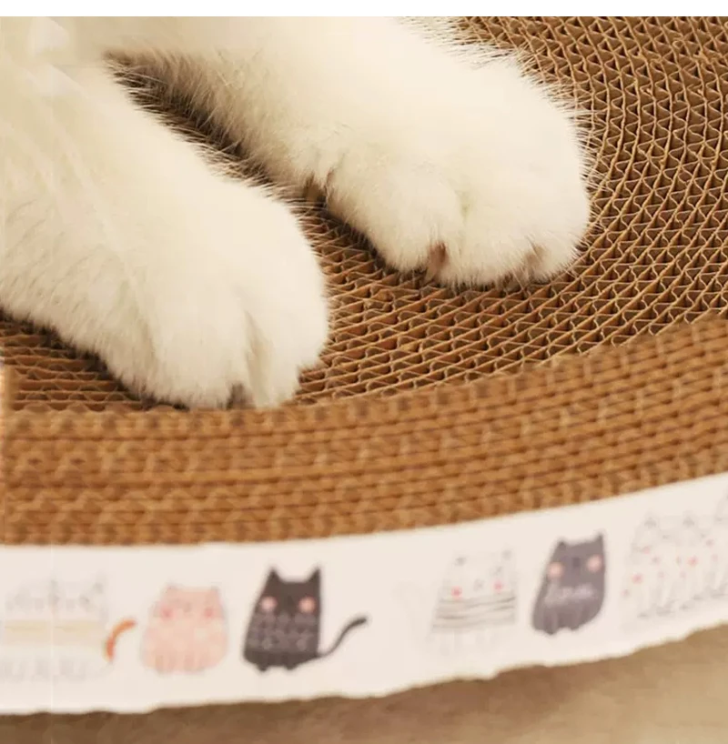 Chat qui utilise notre griffoir ondulé pour chat