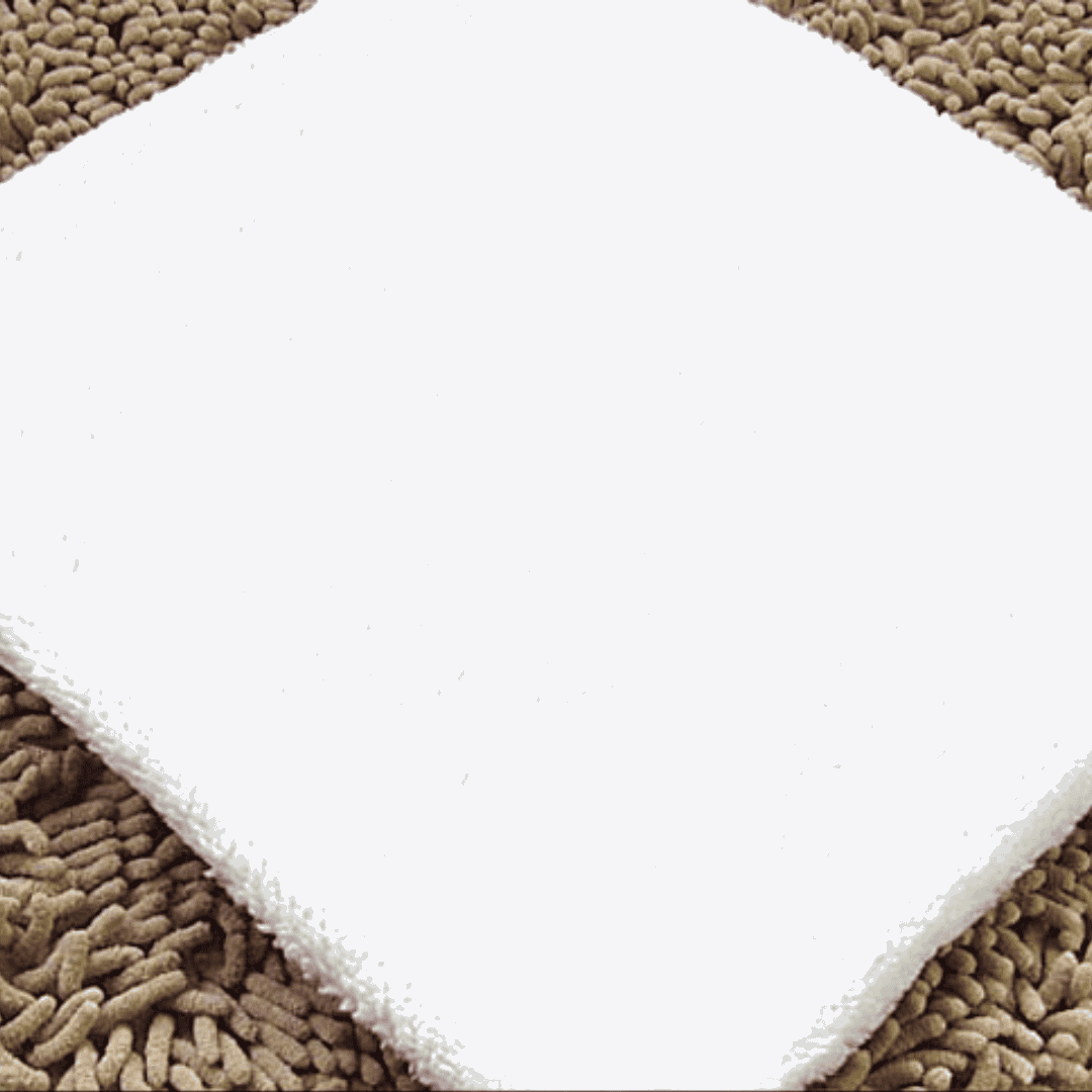 Coussin carré dans la panier en forme de fraise pour chien et chat