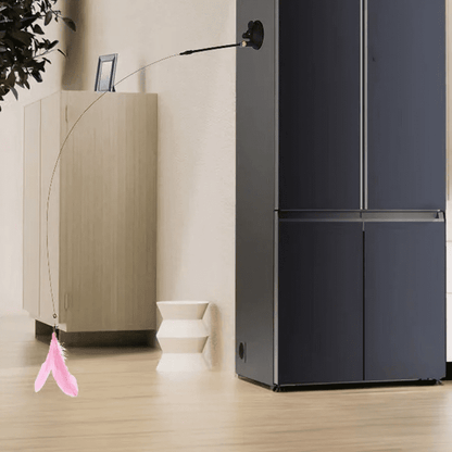 Canne à pêche avec ventouse pour chat sur un meuble