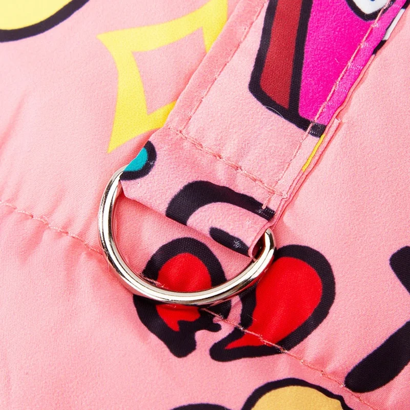 Détail de l'anneau en D de notre doudoune imprimée pour chien