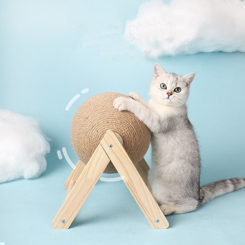 Chat qui utilise un griffoir en forme de boule en sisal