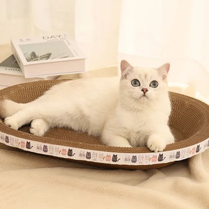 Chat sur notre griffoir ondulé pour chat