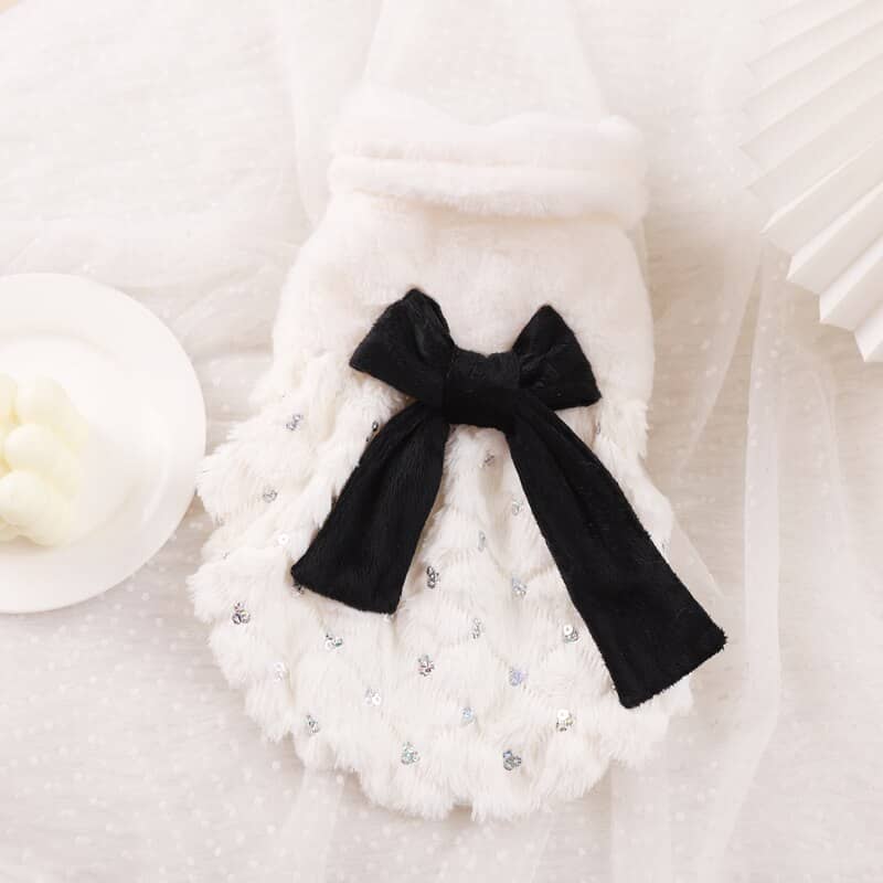 Présentation du pull avec nœud papillon pour animaux