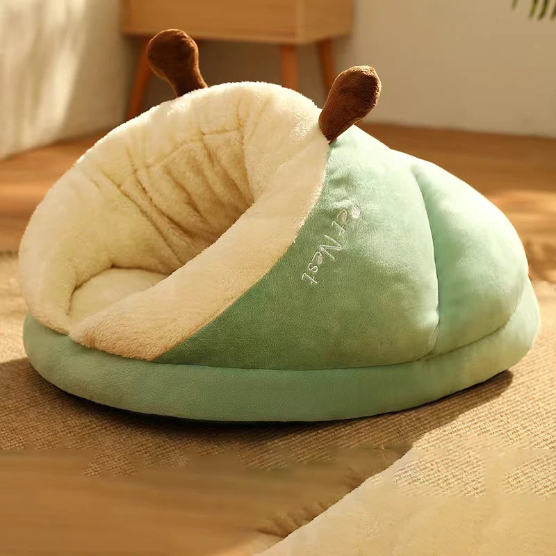 Couchage vert en forme de pantoufle pour chien et chat