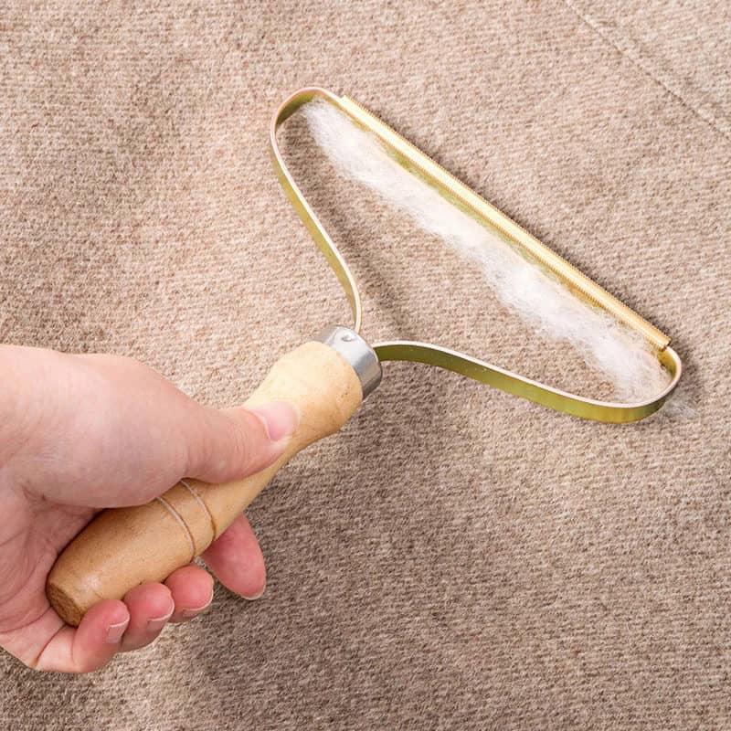 Brosse rasoir anti poils pour animaux en utilisation