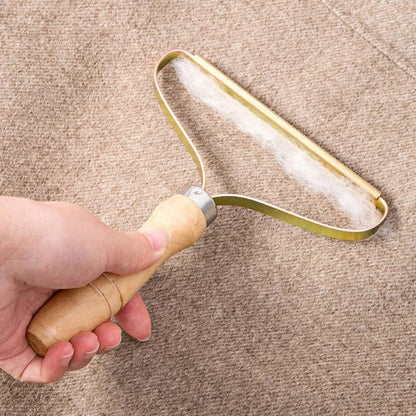 Brosse rasoir anti poils pour animaux en utilisation