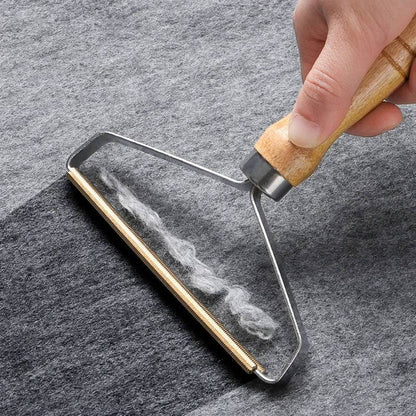 Brosse rasoir anti poils pour animaux en utilisation