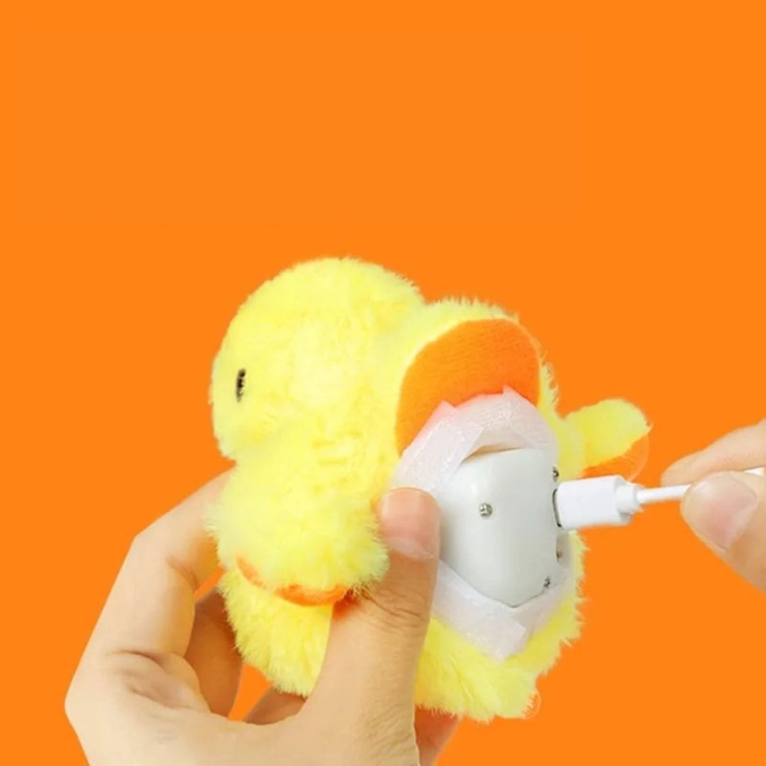 Recharge de notre peluche interactive canard pour chat