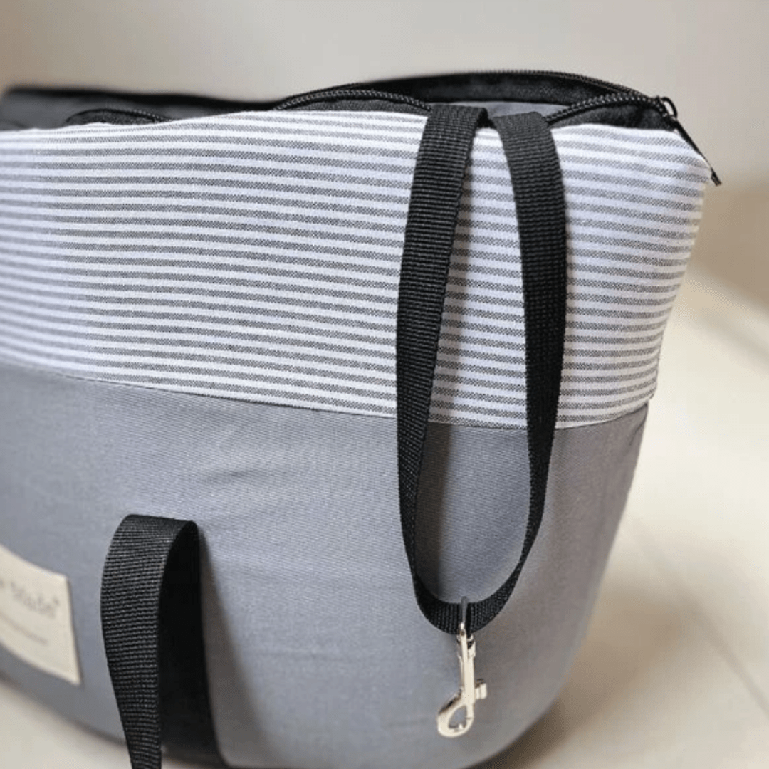 Attache laisse dans notre sac d'épaule pour chat