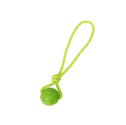 Balle en caoutchouc verte avec ficelle pour chien